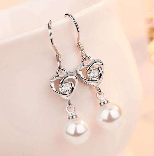 明星同款时尚菱形珍珠耳环搭配：打造名媛气质（图）