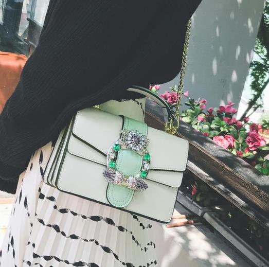 连衣裙搭配镶钻花朵链条小方包：仙气感十足（图）