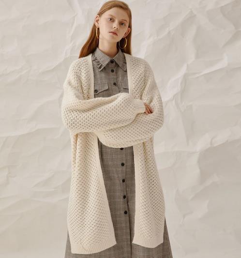 V领大口袋针织开衫的多种搭配：简约时尚又保暖