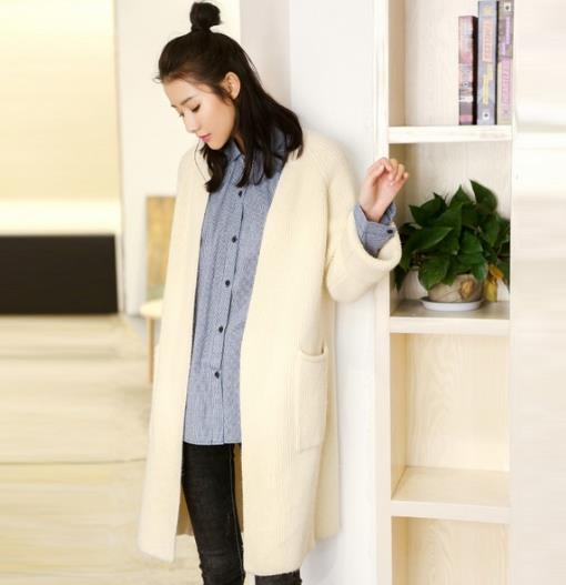 V领大口袋针织开衫的多种搭配：简约时尚又保暖