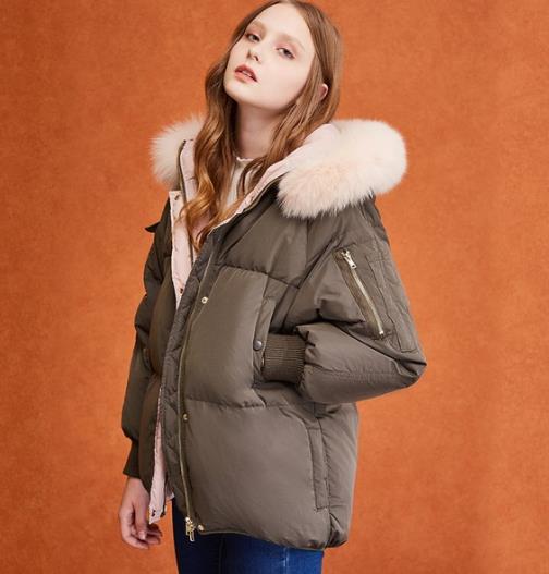 格子裤搭配毛领连帽短款羽绒服:展现青春活力(图) 格子裤搭配毛领连帽短款羽绒服:展现青春活力(图)