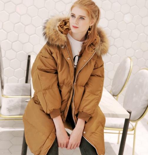 格子裤搭配毛领连帽短款羽绒服:展现青春活力(图) 格子裤搭配毛领连帽短款羽绒服:展现青春活力(图)