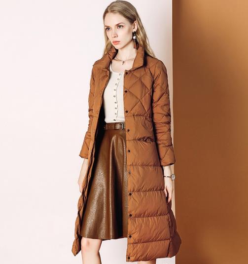 格子裤搭配毛领连帽短款羽绒服:展现青春活力(图) 格子裤搭配毛领连帽短款羽绒服:展现青春活力(图)