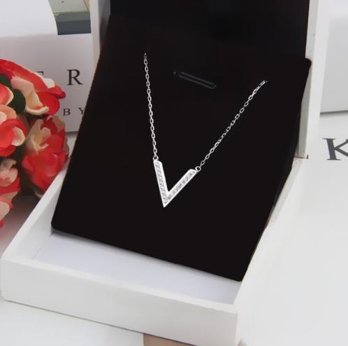 这几款气质玫瑰金四叶草项链搭配彰显时尚与个性