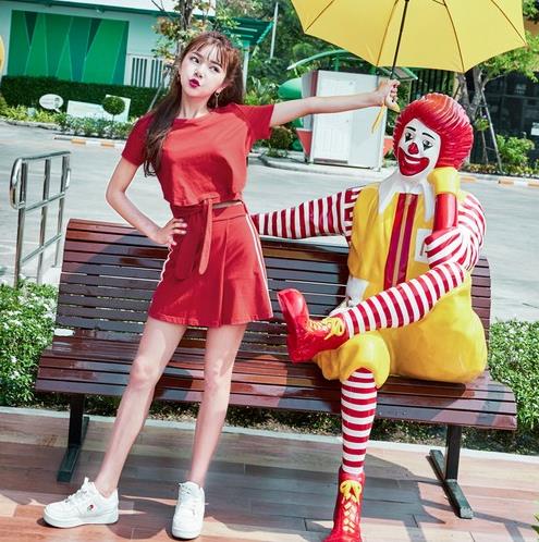 韵味十足的性感V领镂空针织裙搭配:彰显女神范 韵味十足的性感V领镂空针织裙搭配:彰显女神范