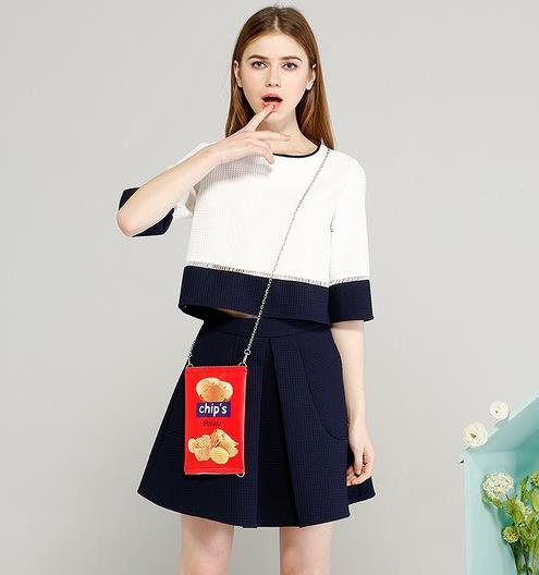 手拿包搭配菱格子镂空套装:彰显知性优雅(图) 手拿包搭配菱格子镂空套装:彰显知性优雅(图)