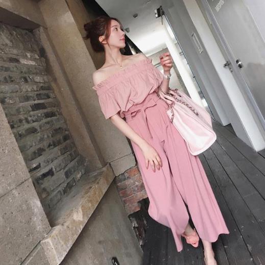 新款荷叶边吊带上衣阔腿套装:穿出女神范儿(图) 新款荷叶边吊带上衣阔腿套装:穿出女神范儿(图)