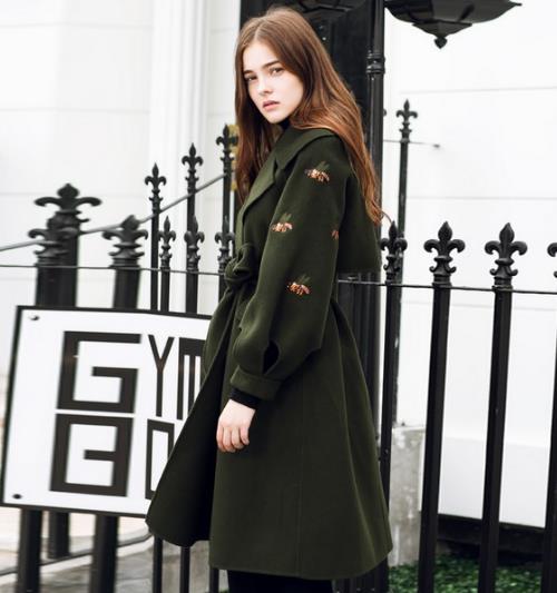 双排扣格子毛呢大衣搭配牛仔裤：简约不简单（图）