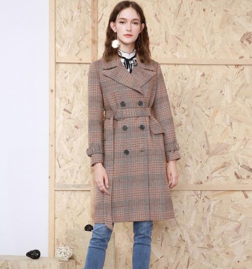 双排扣格子毛呢大衣搭配牛仔裤：简约不简单（图）