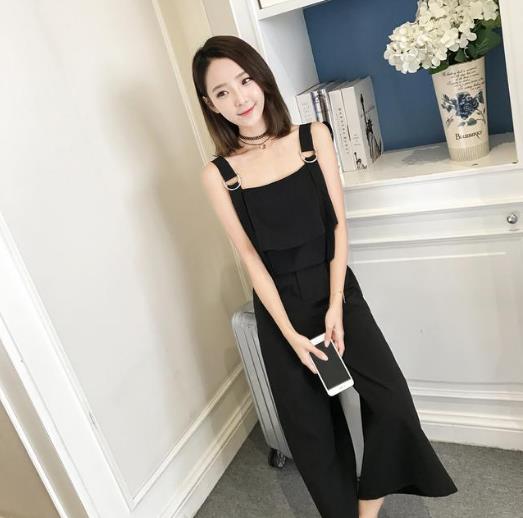 新款荷叶边吊带上衣阔腿套装：穿出女神范儿（图）