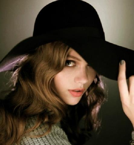 明星同款毛呢复古大沿帽的多种搭配：优雅显气质