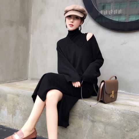 刺绣圆领宽松毛衣搭配金丝绒半身裙：减龄又洋气