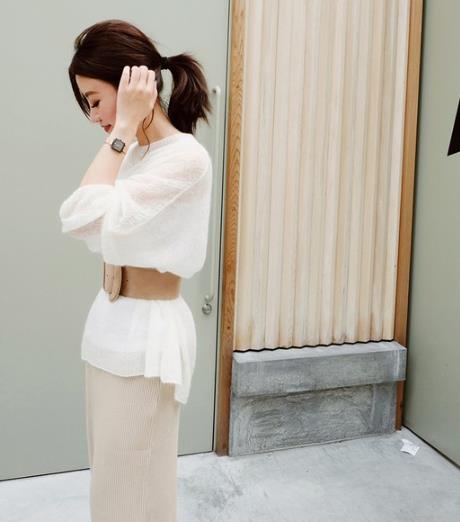 刺绣圆领宽松毛衣搭配金丝绒半身裙：减龄又洋气