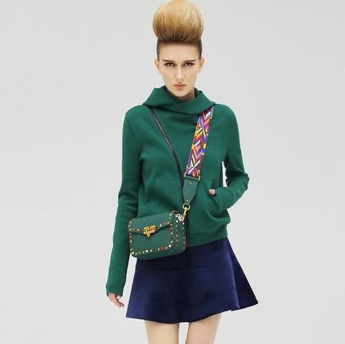 时尚保暖的领开衩针织背心搭配：洋气又知性（图）