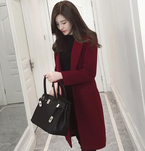 西装领拼色双面呢外套搭配百褶裙：彰显独特魅力