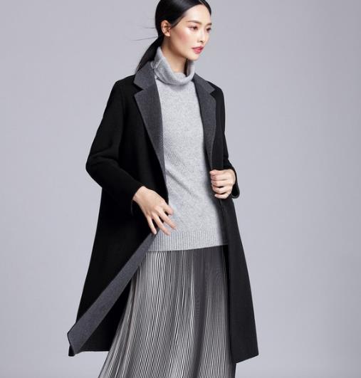 西装领拼色双面呢外套搭配百褶裙：彰显独特魅力