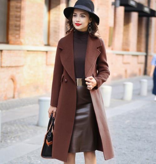 西装领拼色双面呢外套搭配百褶裙：彰显独特魅力
