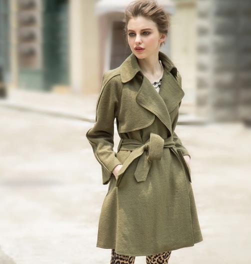 西装领拼色双面呢外套搭配百褶裙：彰显独特魅力