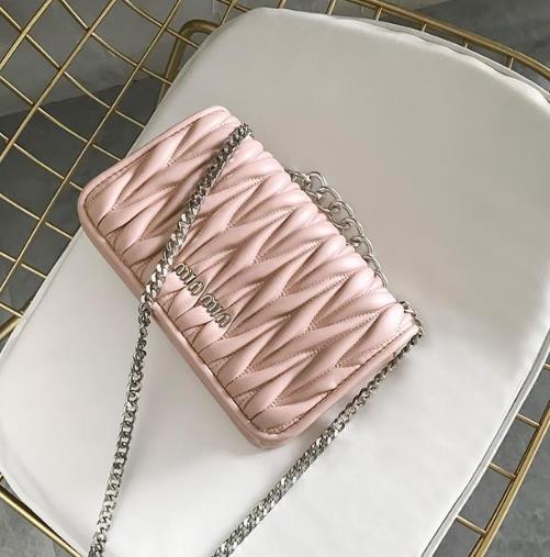 亮片锁扣链条包搭配:洋气链条包打造百变风格(图) 亮片锁扣链条包搭配:洋气链条包打造百变风格(图)