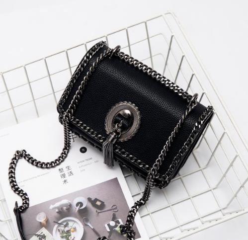 亮片锁扣链条包搭配:洋气链条包打造百变风格(图) 亮片锁扣链条包搭配:洋气链条包打造百变风格(图)