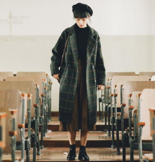 撞色翻领毛呢大衣搭配连衣裙:时尚显瘦又减龄(图) 撞色翻领毛呢大衣搭配连衣裙:时尚显瘦又减龄(图)