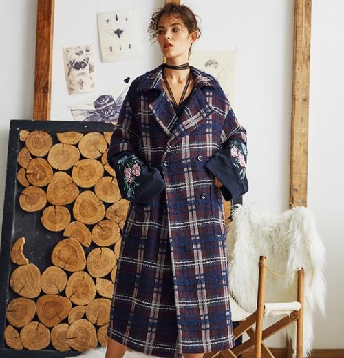 撞色翻领毛呢大衣搭配连衣裙:时尚显瘦又减龄(图) 撞色翻领毛呢大衣搭配连衣裙:时尚显瘦又减龄(图)