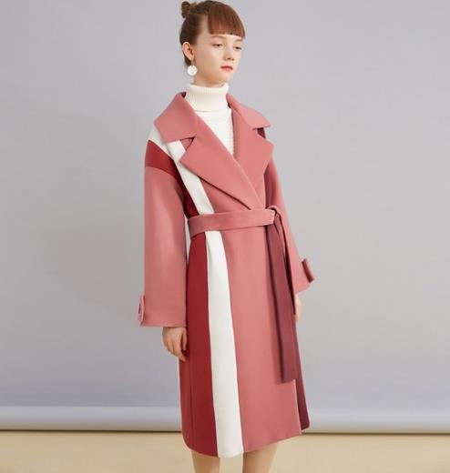 撞色翻领毛呢大衣搭配连衣裙：时尚显瘦又减龄（图）