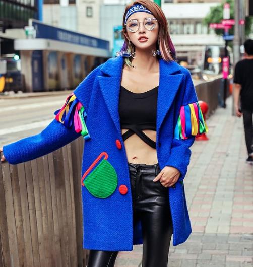 系带翻领呢大衣搭配阔腿裤：经典百搭又减龄（图）