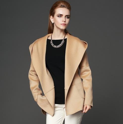 经典又富有魅力的短款连帽羊毛外套搭配推荐（图）