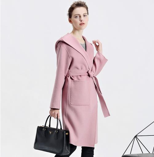 经典又富有魅力的短款连帽羊毛外套搭配推荐（图）