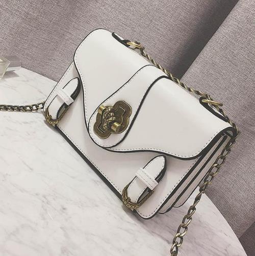 这几款复古锁扣链条小方包的搭配彰显干练气质(图) 这几款复古锁扣链条小方包的搭配彰显干练气质(图)