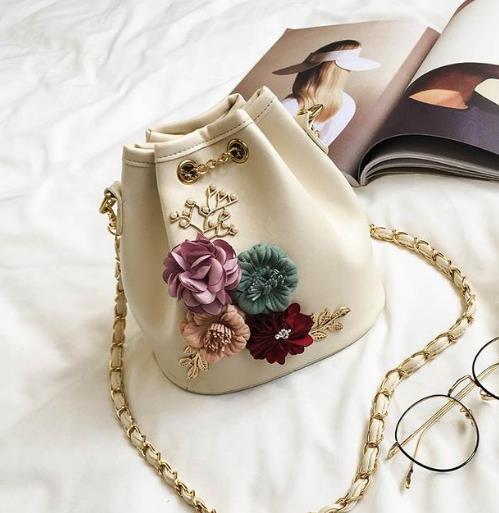 这几款复古锁扣链条小方包的搭配彰显干练气质(图) 这几款复古锁扣链条小方包的搭配彰显干练气质(图)