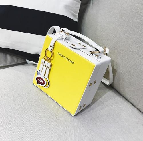 这几款复古锁扣链条小方包的搭配彰显干练气质(图) 这几款复古锁扣链条小方包的搭配彰显干练气质(图)