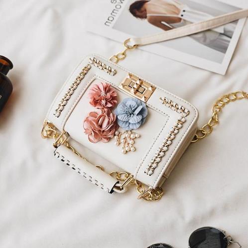 这几款复古锁扣链条小方包的搭配彰显干练气质（图）