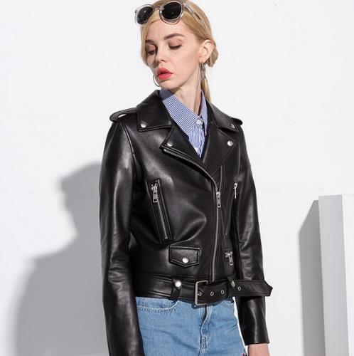 又帅又显气质的麂皮绒流苏机车短夹克搭配(图) 又帅又显气质的麂皮绒流苏机车短夹克搭配(图)