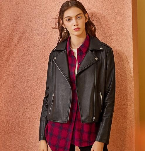 又帅又显气质的麂皮绒流苏机车短夹克搭配(图) 又帅又显气质的麂皮绒流苏机车短夹克搭配(图)