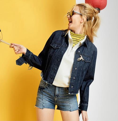 刺绣毛边短款牛仔外套搭配:轻松打造大长腿(图) 刺绣毛边短款牛仔外套搭配:轻松打造大长腿(图)