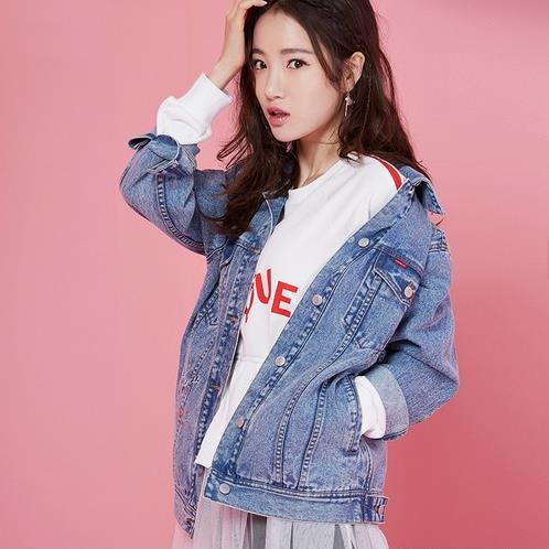 刺绣毛边短款牛仔外套搭配：轻松打造大长腿（图）