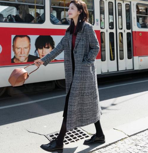 收腰过膝羊毛绒大衣搭配手提包：彰显性感优雅范儿