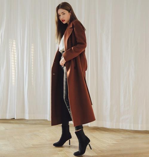 收腰过膝羊毛绒大衣搭配手提包：彰显性感优雅范儿