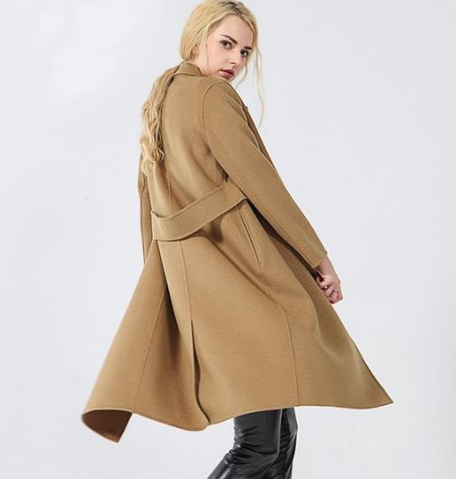 收腰过膝羊毛绒大衣搭配手提包：彰显性感优雅范儿