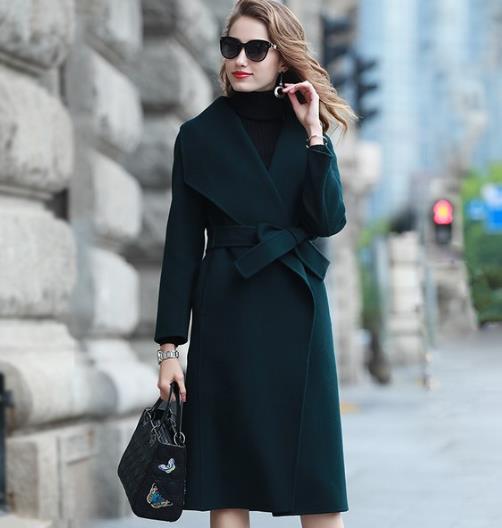 收腰过膝羊毛绒大衣搭配手提包：彰显性感优雅范儿