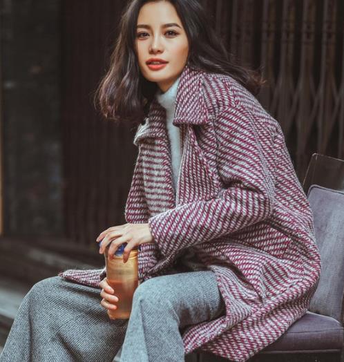 链条包搭配荷叶边格子毛呢外套：时尚甜美风（图）