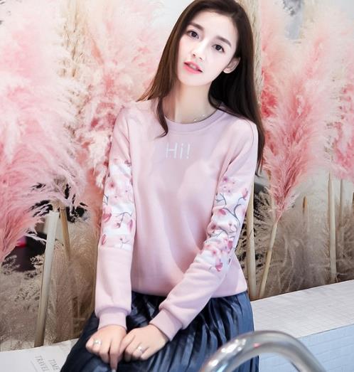 格子半身裙搭配大翻领加绒卫衣：青春减龄又百搭