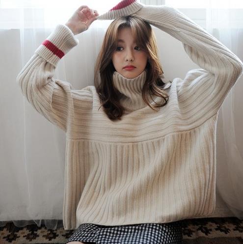 条纹宽松套头毛衣搭配格子半身裙：时尚文艺范（图）