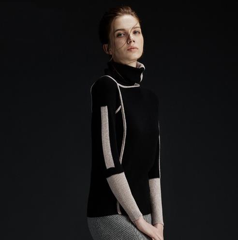 条纹宽松套头毛衣搭配格子半身裙：时尚文艺范（图）