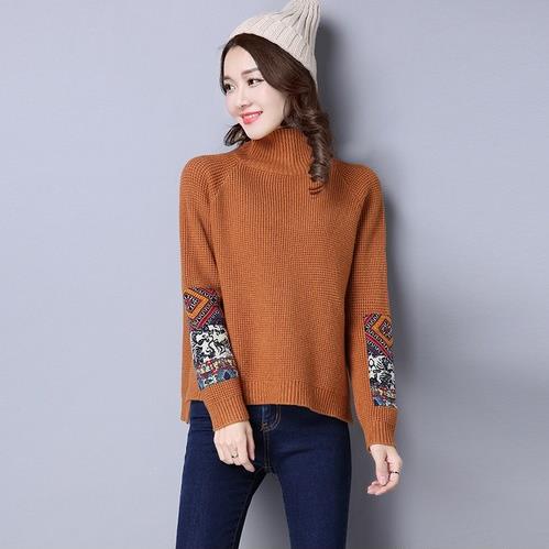 条纹宽松套头毛衣搭配格子半身裙：时尚文艺范（图）