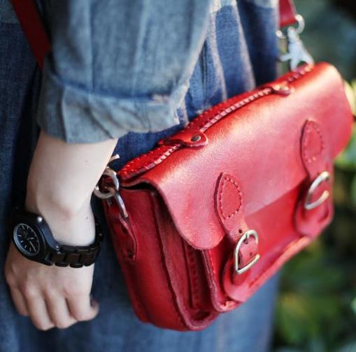 学院风红色牛皮邮差包的多种搭配：经典百搭（图）