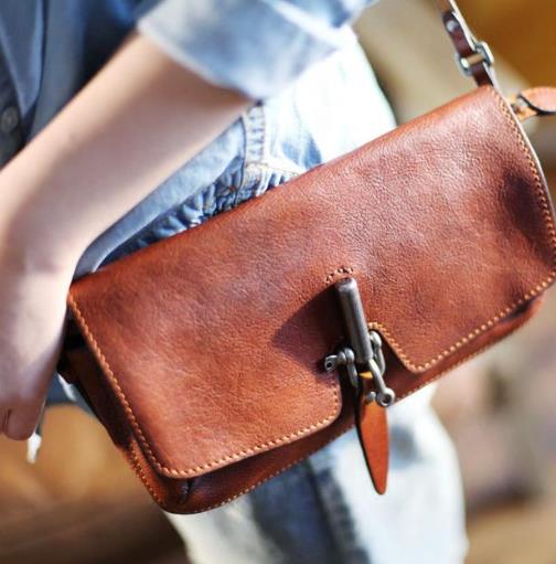 学院风红色牛皮邮差包的多种搭配：经典百搭（图）