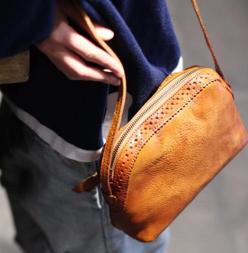 学院风红色牛皮邮差包的多种搭配：经典百搭（图）